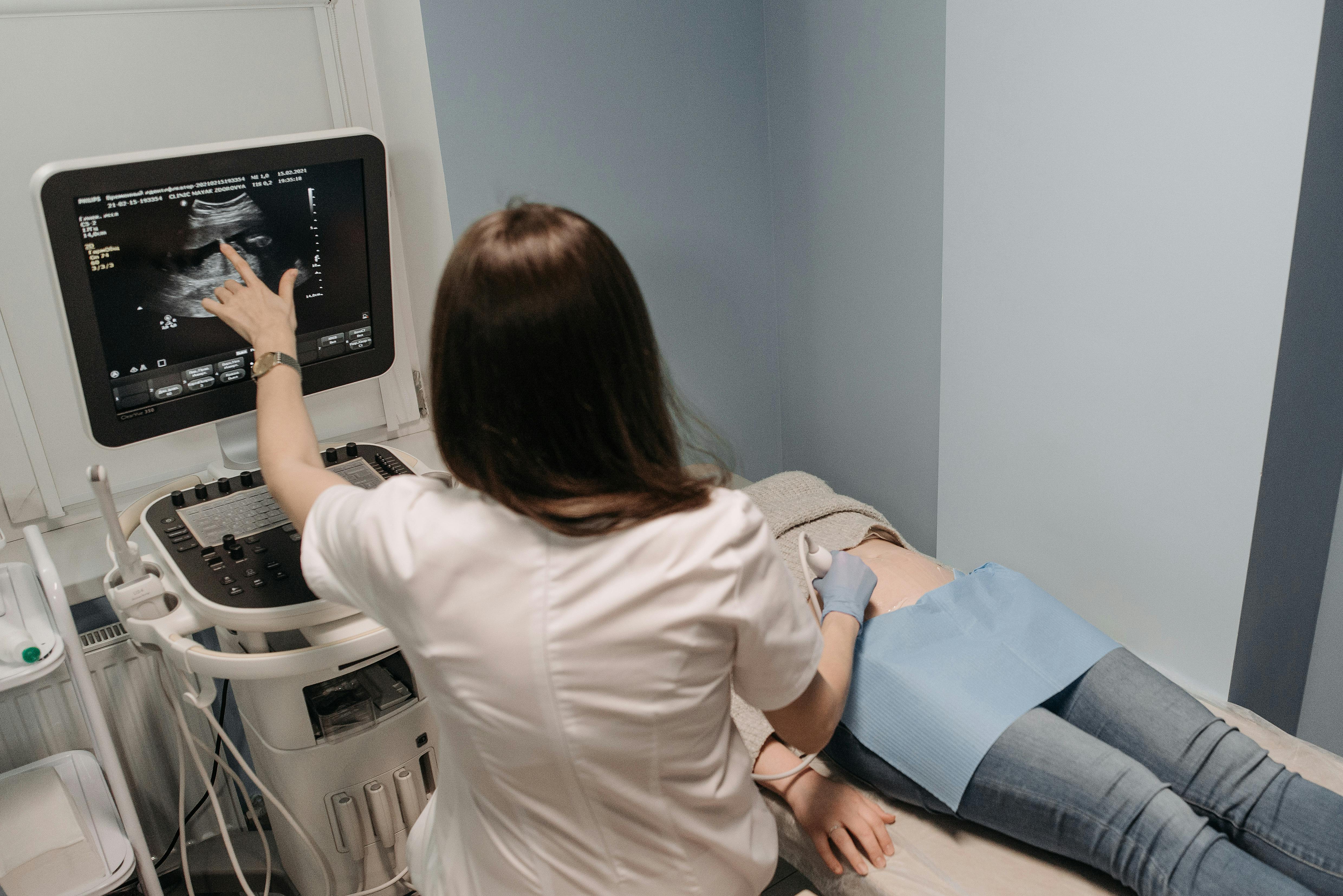 Especialista realizando ecografía médica