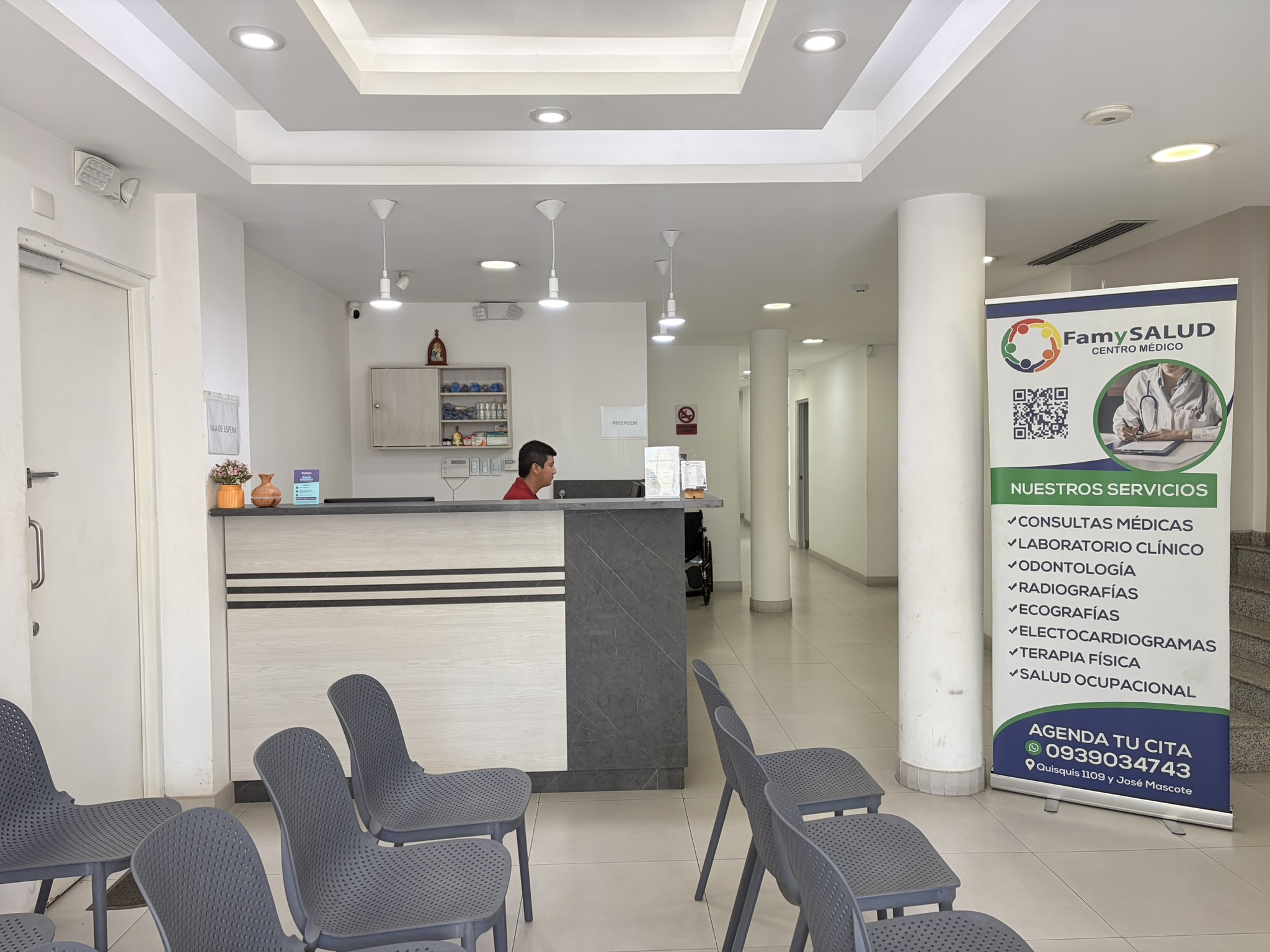 Recepción y sala de espera de Centro Médico FamySALUD